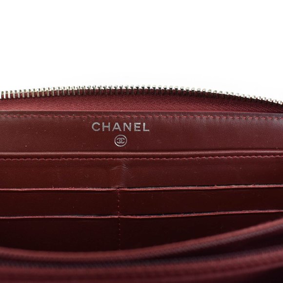 CHANEL: Burgundy Quilted Leather CC Logo Wallet nu - Picture 8 of 10